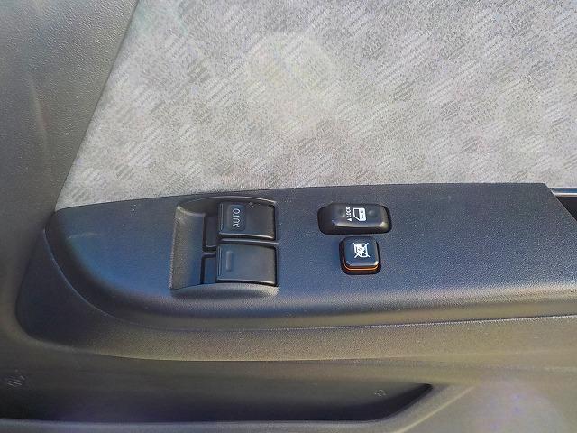 ＡＵＸ入力付き純正ＣＤオーディオ・ＡＣ１００Ｖ電源・クリアランスソナー・電格メッキミラー・メッキドアノブ・リアクーラー＆ヒーター・パワースライド・バンパーフォグ・キーレス・禁煙車・実走行７８００Ｋｍ