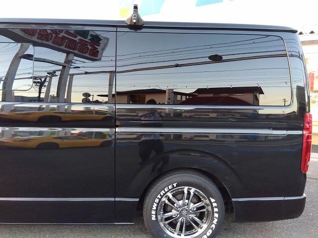 ハイエースバン スーパーＧＬダークプライム☆ディーゼル☆後席Ｍ☆ベッドキッド　ディーゼル☆１オーナー☆ベッドキッド☆革調シート☆テーブル＆ウッドパネル☆ＬＥＤテール☆シーケンシャルウィンカ☆Ｈｅａｒｔｓホイール☆ホワイトレター☆ルーフキャリア☆フロントリップ☆ナビ☆後席モニター（7枚目）