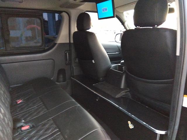 ハイエースバン スーパーＧＬダークプライム☆ディーゼル☆後席Ｍ☆ベッドキッド　ディーゼル☆１オーナー☆ベッドキッド☆革調シート☆テーブル＆ウッドパネル☆ＬＥＤテール☆シーケンシャルウィンカ☆Ｈｅａｒｔｓホイール☆ホワイトレター☆ルーフキャリア☆フロントリップ☆ナビ☆後席モニター（57枚目）