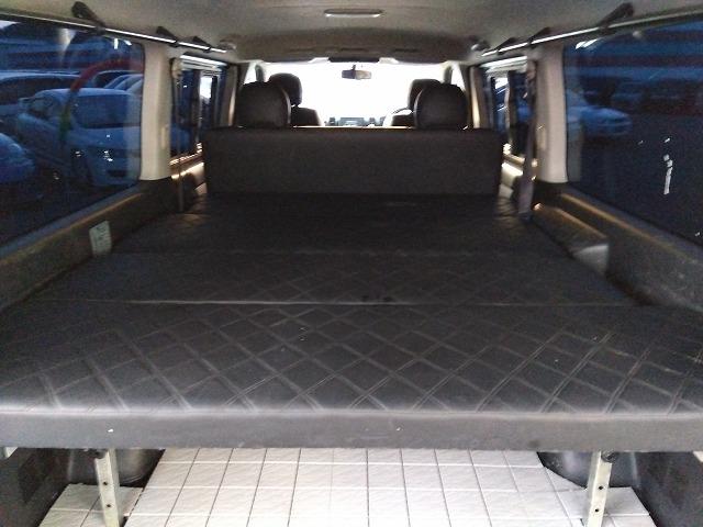 ハイエースバン スーパーＧＬダークプライム☆ディーゼル☆後席Ｍ☆ベッドキッド　ディーゼル☆１オーナー☆ベッドキッド☆革調シート☆テーブル＆ウッドパネル☆ＬＥＤテール☆シーケンシャルウィンカ☆Ｈｅａｒｔｓホイール☆ホワイトレター☆ルーフキャリア☆フロントリップ☆ナビ☆後席モニター（77枚目）