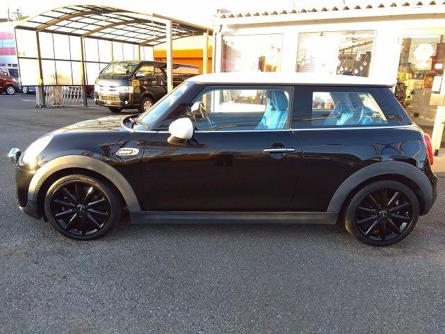 ＭＩＮＩ クーパーＳＤ☆革調シートカバー☆修復無し☆禁煙車☆　メーカーナビ・ＭＩＮＩＭＡＸヴィンテージＦａｃｅメーター・ミラー内臓ＥＴＣ・レザー調ブルーカラーシートカバー・１７インチブラックホイール・メーター改ざんの流通歴ありますが車検証上は改ざんになりません。（5枚目）