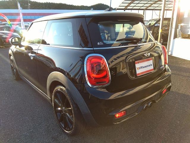 ＭＩＮＩ クーパーＳＤ☆革調シートカバー☆修復無し☆禁煙車☆　メーカーナビ・ＭＩＮＩＭＡＸヴィンテージＦａｃｅメーター・ミラー内臓ＥＴＣ・レザー調ブルーカラーシートカバー・１７インチブラックホイール・メーター改ざんの流通歴ありますが車検証上は改ざんになりません。（8枚目）