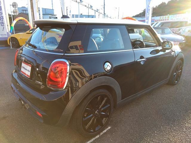 ＭＩＮＩ クーパーＳＤ☆革調シートカバー☆修復無し☆禁煙車☆　メーカーナビ・ＭＩＮＩＭＡＸヴィンテージＦａｃｅメーター・ミラー内臓ＥＴＣ・レザー調ブルーカラーシートカバー・１７インチブラックホイール・メーター改ざんの流通歴ありますが車検証上は改ざんになりません。（10枚目）
