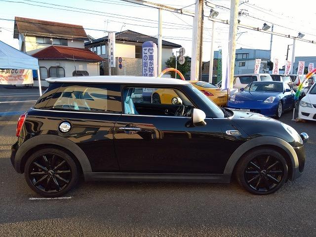 ＭＩＮＩ クーパーＳＤ☆革調シートカバー☆修復無し☆禁煙車☆　メーカーナビ・ＭＩＮＩＭＡＸヴィンテージＦａｃｅメーター・ミラー内臓ＥＴＣ・レザー調ブルーカラーシートカバー・１７インチブラックホイール・メーター改ざんの流通歴ありますが車検証上は改ざんになりません。（11枚目）