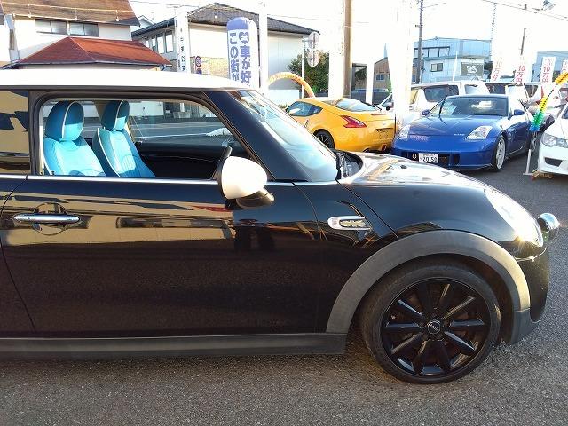 ＭＩＮＩ クーパーＳＤ☆革調シートカバー☆修復無し☆禁煙車☆　メーカーナビ・ＭＩＮＩＭＡＸヴィンテージＦａｃｅメーター・ミラー内臓ＥＴＣ・レザー調ブルーカラーシートカバー・１７インチブラックホイール・メーター改ざんの流通歴ありますが車検証上は改ざんになりません。（12枚目）