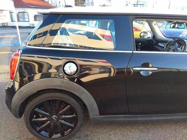 ＭＩＮＩ クーパーＳＤ☆革調シートカバー☆修復無し☆禁煙車☆　メーカーナビ・ＭＩＮＩＭＡＸヴィンテージＦａｃｅメーター・ミラー内臓ＥＴＣ・レザー調ブルーカラーシートカバー・１７インチブラックホイール・メーター改ざんの流通歴ありますが車検証上は改ざんになりません。（13枚目）