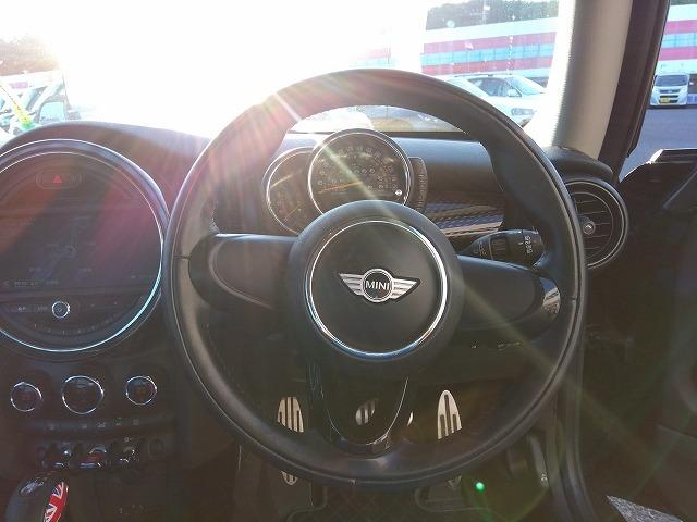 ＭＩＮＩ クーパーＳＤ☆革調シートカバー☆修復無し☆禁煙車☆　メーカーナビ・ＭＩＮＩＭＡＸヴィンテージＦａｃｅメーター・ミラー内臓ＥＴＣ・レザー調ブルーカラーシートカバー・１７インチブラックホイール・メーター改ざんの流通歴ありますが車検証上は改ざんになりません。（15枚目）