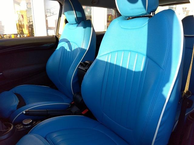 ＭＩＮＩ クーパーＳＤ☆革調シートカバー☆修復無し☆禁煙車☆　メーカーナビ・ＭＩＮＩＭＡＸヴィンテージＦａｃｅメーター・ミラー内臓ＥＴＣ・レザー調ブルーカラーシートカバー・１７インチブラックホイール・メーター改ざんの流通歴ありますが車検証上は改ざんになりません。（16枚目）