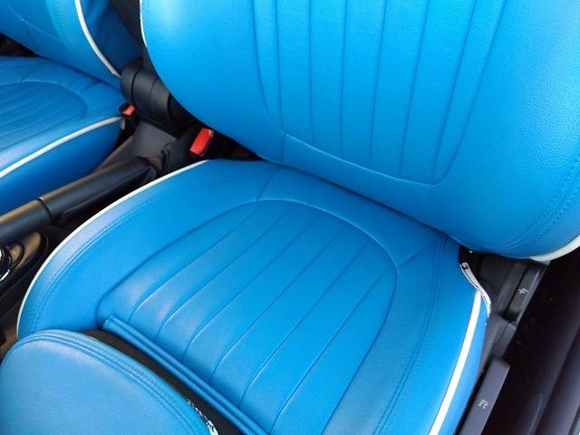 ＭＩＮＩ クーパーＳＤ☆革調シートカバー☆修復無し☆禁煙車☆　メーカーナビ・ＭＩＮＩＭＡＸヴィンテージＦａｃｅメーター・ミラー内臓ＥＴＣ・レザー調ブルーカラーシートカバー・１７インチブラックホイール・メーター改ざんの流通歴ありますが車検証上は改ざんになりません。（18枚目）