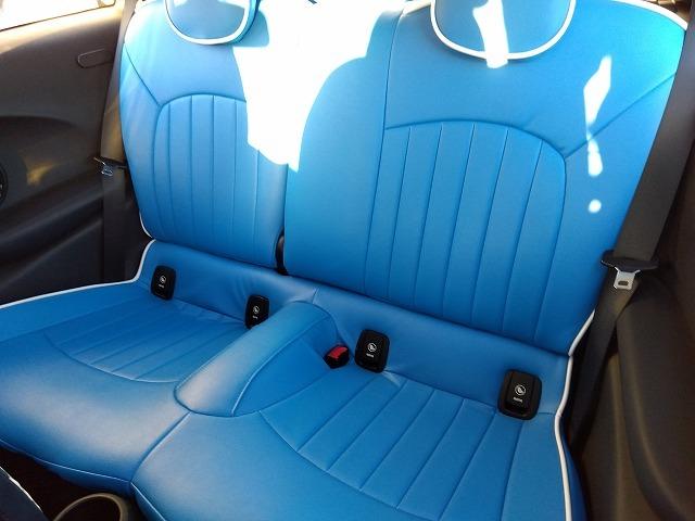 ＭＩＮＩ クーパーＳＤ☆革調シートカバー☆修復無し☆禁煙車☆　メーカーナビ・ＭＩＮＩＭＡＸヴィンテージＦａｃｅメーター・ミラー内臓ＥＴＣ・レザー調ブルーカラーシートカバー・１７インチブラックホイール・メーター改ざんの流通歴ありますが車検証上は改ざんになりません。（19枚目）