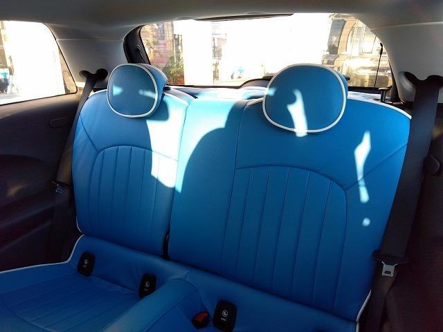 ＭＩＮＩ クーパーＳＤ☆革調シートカバー☆修復無し☆禁煙車☆　メーカーナビ・ＭＩＮＩＭＡＸヴィンテージＦａｃｅメーター・ミラー内臓ＥＴＣ・レザー調ブルーカラーシートカバー・１７インチブラックホイール・メーター改ざんの流通歴ありますが車検証上は改ざんになりません。（20枚目）
