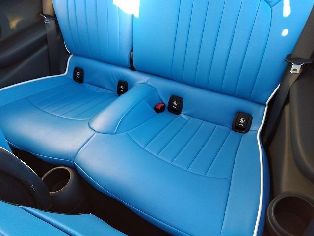 ＭＩＮＩ クーパーＳＤ☆革調シートカバー☆修復無し☆禁煙車☆　メーカーナビ・ＭＩＮＩＭＡＸヴィンテージＦａｃｅメーター・ミラー内臓ＥＴＣ・レザー調ブルーカラーシートカバー・１７インチブラックホイール・メーター改ざんの流通歴ありますが車検証上は改ざんになりません。（21枚目）