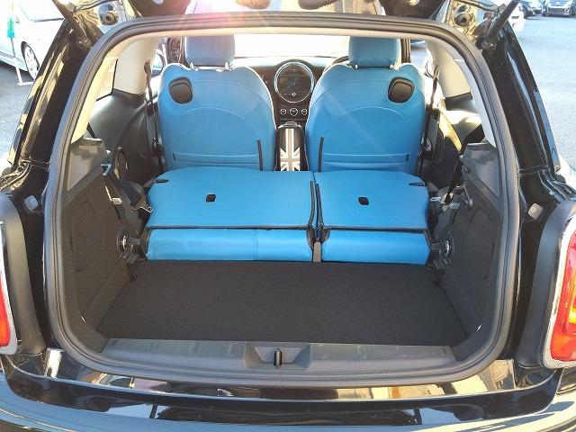 ＭＩＮＩ クーパーＳＤ☆革調シートカバー☆修復無し☆禁煙車☆　メーカーナビ・ＭＩＮＩＭＡＸヴィンテージＦａｃｅメーター・ミラー内臓ＥＴＣ・レザー調ブルーカラーシートカバー・１７インチブラックホイール・メーター改ざんの流通歴ありますが車検証上は改ざんになりません。（24枚目）