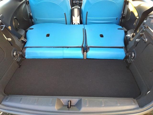 ＭＩＮＩ クーパーＳＤ☆革調シートカバー☆修復無し☆禁煙車☆　メーカーナビ・ＭＩＮＩＭＡＸヴィンテージＦａｃｅメーター・ミラー内臓ＥＴＣ・レザー調ブルーカラーシートカバー・１７インチブラックホイール・メーター改ざんの流通歴ありますが車検証上は改ざんになりません。（25枚目）