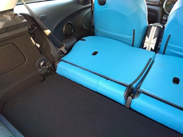 ＭＩＮＩ クーパーＳＤ☆革調シートカバー☆修復無し☆禁煙車☆　メーカーナビ・ＭＩＮＩＭＡＸヴィンテージＦａｃｅメーター・ミラー内臓ＥＴＣ・レザー調ブルーカラーシートカバー・１７インチブラックホイール・メーター改ざんの流通歴ありますが車検証上は改ざんになりません。（26枚目）