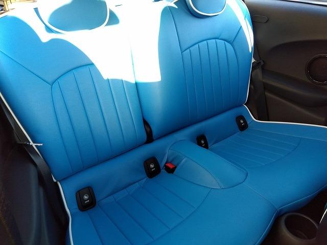 ＭＩＮＩ クーパーＳＤ☆革調シートカバー☆修復無し☆禁煙車☆　メーカーナビ・ＭＩＮＩＭＡＸヴィンテージＦａｃｅメーター・ミラー内臓ＥＴＣ・レザー調ブルーカラーシートカバー・１７インチブラックホイール・メーター改ざんの流通歴ありますが車検証上は改ざんになりません。（30枚目）
