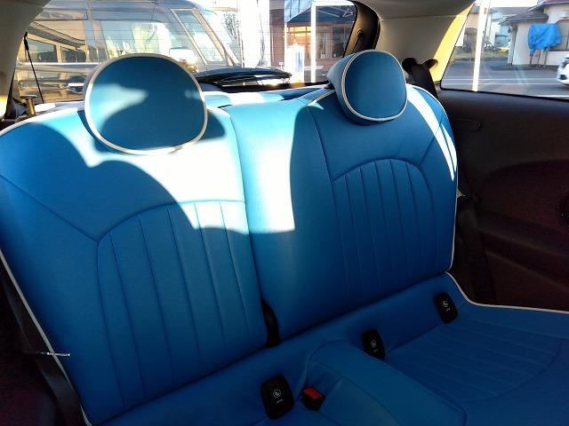 ＭＩＮＩ クーパーＳＤ☆革調シートカバー☆修復無し☆禁煙車☆　メーカーナビ・ＭＩＮＩＭＡＸヴィンテージＦａｃｅメーター・ミラー内臓ＥＴＣ・レザー調ブルーカラーシートカバー・１７インチブラックホイール・メーター改ざんの流通歴ありますが車検証上は改ざんになりません。（31枚目）