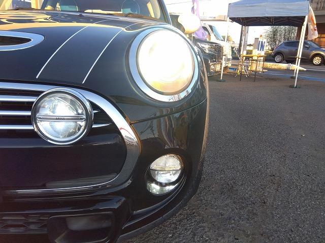 ＭＩＮＩ クーパーＳＤ☆革調シートカバー☆修復無し☆禁煙車☆　メーカーナビ・ＭＩＮＩＭＡＸヴィンテージＦａｃｅメーター・ミラー内臓ＥＴＣ・レザー調ブルーカラーシートカバー・１７インチブラックホイール・メーター改ざんの流通歴ありますが車検証上は改ざんになりません。（37枚目）