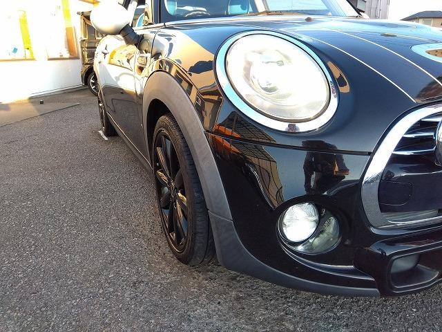 ＭＩＮＩ クーパーＳＤ☆革調シートカバー☆修復無し☆禁煙車☆　メーカーナビ・ＭＩＮＩＭＡＸヴィンテージＦａｃｅメーター・ミラー内臓ＥＴＣ・レザー調ブルーカラーシートカバー・１７インチブラックホイール・メーター改ざんの流通歴ありますが車検証上は改ざんになりません。（41枚目）