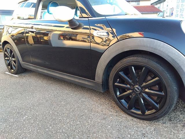 ＭＩＮＩ クーパーＳＤ☆革調シートカバー☆修復無し☆禁煙車☆　メーカーナビ・ＭＩＮＩＭＡＸヴィンテージＦａｃｅメーター・ミラー内臓ＥＴＣ・レザー調ブルーカラーシートカバー・１７インチブラックホイール・メーター改ざんの流通歴ありますが車検証上は改ざんになりません。（42枚目）