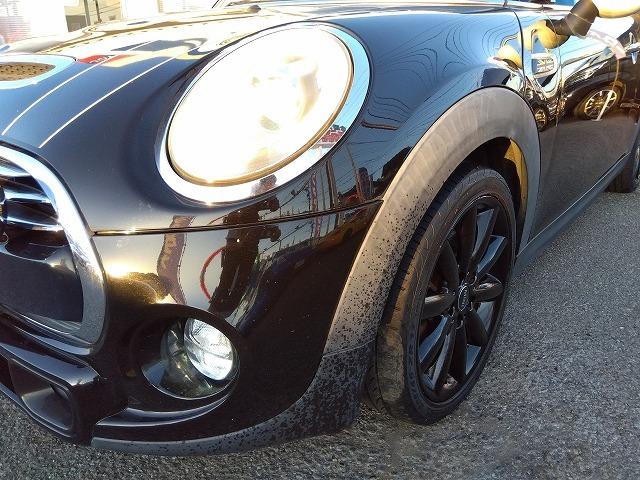 ＭＩＮＩ クーパーＳＤ☆革調シートカバー☆修復無し☆禁煙車☆　メーカーナビ・ＭＩＮＩＭＡＸヴィンテージＦａｃｅメーター・ミラー内臓ＥＴＣ・レザー調ブルーカラーシートカバー・１７インチブラックホイール・メーター改ざんの流通歴ありますが車検証上は改ざんになりません。（43枚目）