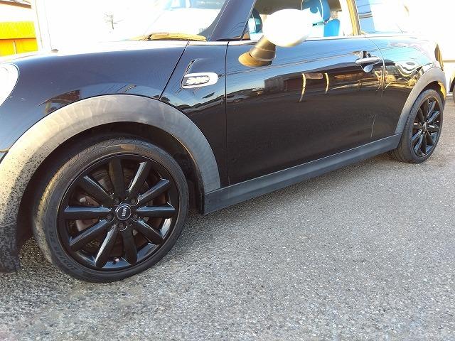 ＭＩＮＩ クーパーＳＤ☆革調シートカバー☆修復無し☆禁煙車☆　メーカーナビ・ＭＩＮＩＭＡＸヴィンテージＦａｃｅメーター・ミラー内臓ＥＴＣ・レザー調ブルーカラーシートカバー・１７インチブラックホイール・メーター改ざんの流通歴ありますが車検証上は改ざんになりません。（44枚目）