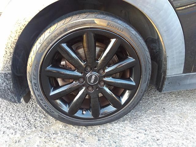 ＭＩＮＩ クーパーＳＤ☆革調シートカバー☆修復無し☆禁煙車☆　メーカーナビ・ＭＩＮＩＭＡＸヴィンテージＦａｃｅメーター・ミラー内臓ＥＴＣ・レザー調ブルーカラーシートカバー・１７インチブラックホイール・メーター改ざんの流通歴ありますが車検証上は改ざんになりません。（45枚目）