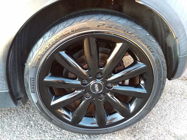 ＭＩＮＩ クーパーＳＤ☆革調シートカバー☆修復無し☆禁煙車☆　メーカーナビ・ＭＩＮＩＭＡＸヴィンテージＦａｃｅメーター・ミラー内臓ＥＴＣ・レザー調ブルーカラーシートカバー・１７インチブラックホイール・メーター改ざんの流通歴ありますが車検証上は改ざんになりません。（46枚目）