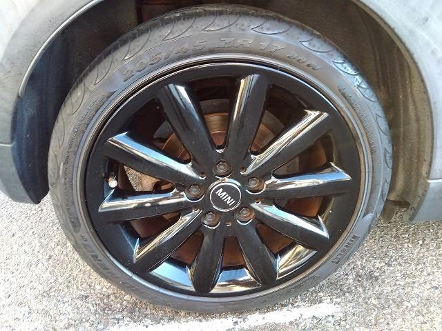 ＭＩＮＩ クーパーＳＤ☆革調シートカバー☆修復無し☆禁煙車☆　メーカーナビ・ＭＩＮＩＭＡＸヴィンテージＦａｃｅメーター・ミラー内臓ＥＴＣ・レザー調ブルーカラーシートカバー・１７インチブラックホイール・メーター改ざんの流通歴ありますが車検証上は改ざんになりません。（47枚目）