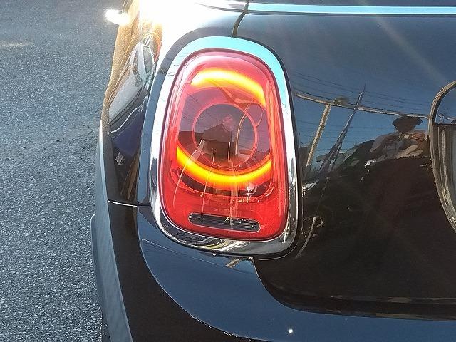 ＭＩＮＩ クーパーＳＤ☆革調シートカバー☆修復無し☆禁煙車☆　メーカーナビ・ＭＩＮＩＭＡＸヴィンテージＦａｃｅメーター・ミラー内臓ＥＴＣ・レザー調ブルーカラーシートカバー・１７インチブラックホイール・メーター改ざんの流通歴ありますが車検証上は改ざんになりません。（49枚目）