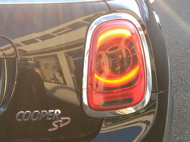 ＭＩＮＩ クーパーＳＤ☆革調シートカバー☆修復無し☆禁煙車☆　メーカーナビ・ＭＩＮＩＭＡＸヴィンテージＦａｃｅメーター・ミラー内臓ＥＴＣ・レザー調ブルーカラーシートカバー・１７インチブラックホイール・メーター改ざんの流通歴ありますが車検証上は改ざんになりません。（52枚目）
