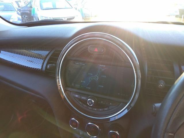 ＭＩＮＩ クーパーＳＤ☆革調シートカバー☆修復無し☆禁煙車☆　メーカーナビ・ＭＩＮＩＭＡＸヴィンテージＦａｃｅメーター・ミラー内臓ＥＴＣ・レザー調ブルーカラーシートカバー・１７インチブラックホイール・メーター改ざんの流通歴ありますが車検証上は改ざんになりません。（55枚目）