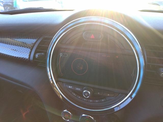 ＭＩＮＩ クーパーＳＤ☆革調シートカバー☆修復無し☆禁煙車☆　メーカーナビ・ＭＩＮＩＭＡＸヴィンテージＦａｃｅメーター・ミラー内臓ＥＴＣ・レザー調ブルーカラーシートカバー・１７インチブラックホイール・メーター改ざんの流通歴ありますが車検証上は改ざんになりません。（56枚目）