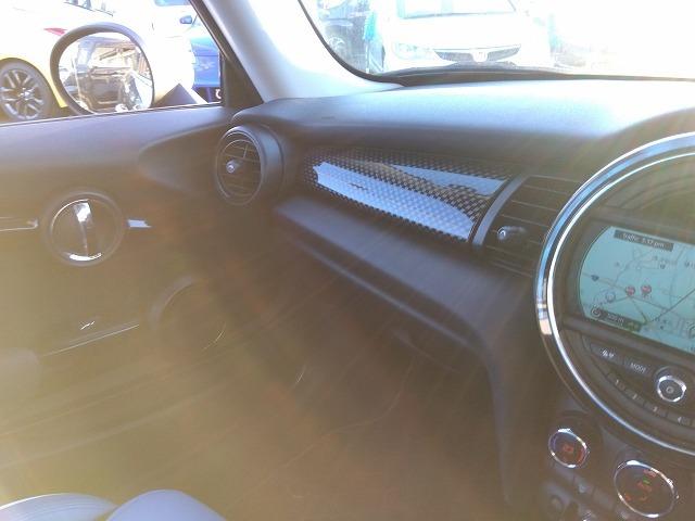 ＭＩＮＩ クーパーＳＤ☆革調シートカバー☆修復無し☆禁煙車☆　メーカーナビ・ＭＩＮＩＭＡＸヴィンテージＦａｃｅメーター・ミラー内臓ＥＴＣ・レザー調ブルーカラーシートカバー・１７インチブラックホイール・メーター改ざんの流通歴ありますが車検証上は改ざんになりません。（57枚目）