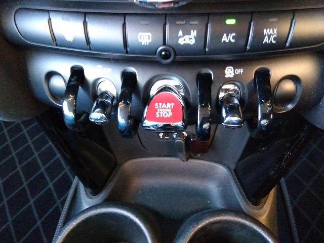 ＭＩＮＩ クーパーＳＤ☆革調シートカバー☆修復無し☆禁煙車☆　メーカーナビ・ＭＩＮＩＭＡＸヴィンテージＦａｃｅメーター・ミラー内臓ＥＴＣ・レザー調ブルーカラーシートカバー・１７インチブラックホイール・メーター改ざんの流通歴ありますが車検証上は改ざんになりません。（63枚目）