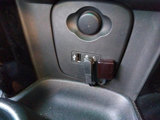 ＭＩＮＩ クーパーＳＤ☆革調シートカバー☆修復無し☆禁煙車☆　メーカーナビ・ＭＩＮＩＭＡＸヴィンテージＦａｃｅメーター・ミラー内臓ＥＴＣ・レザー調ブルーカラーシートカバー・１７インチブラックホイール・メーター改ざんの流通歴ありますが車検証上は改ざんになりません。（64枚目）