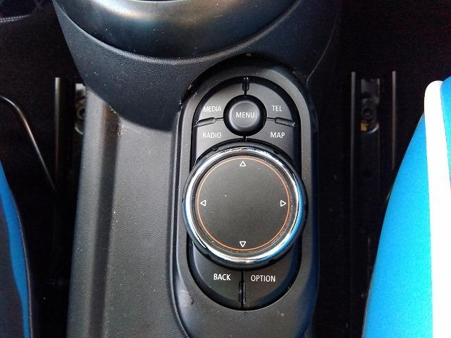 ＭＩＮＩ クーパーＳＤ☆革調シートカバー☆修復無し☆禁煙車☆　メーカーナビ・ＭＩＮＩＭＡＸヴィンテージＦａｃｅメーター・ミラー内臓ＥＴＣ・レザー調ブルーカラーシートカバー・１７インチブラックホイール・メーター改ざんの流通歴ありますが車検証上は改ざんになりません。（66枚目）