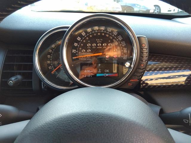 ＭＩＮＩ クーパーＳＤ☆革調シートカバー☆修復無し☆禁煙車☆　メーカーナビ・ＭＩＮＩＭＡＸヴィンテージＦａｃｅメーター・ミラー内臓ＥＴＣ・レザー調ブルーカラーシートカバー・１７インチブラックホイール・メーター改ざんの流通歴ありますが車検証上は改ざんになりません。（67枚目）