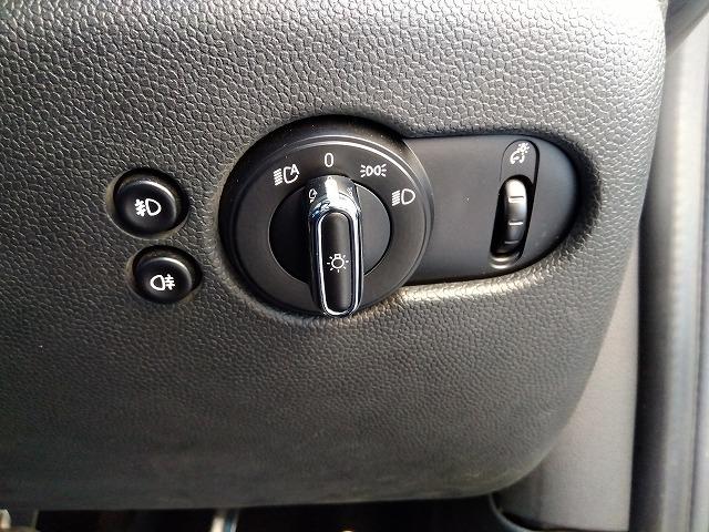 ＭＩＮＩ クーパーＳＤ☆革調シートカバー☆修復無し☆禁煙車☆　メーカーナビ・ＭＩＮＩＭＡＸヴィンテージＦａｃｅメーター・ミラー内臓ＥＴＣ・レザー調ブルーカラーシートカバー・１７インチブラックホイール・メーター改ざんの流通歴ありますが車検証上は改ざんになりません。（68枚目）