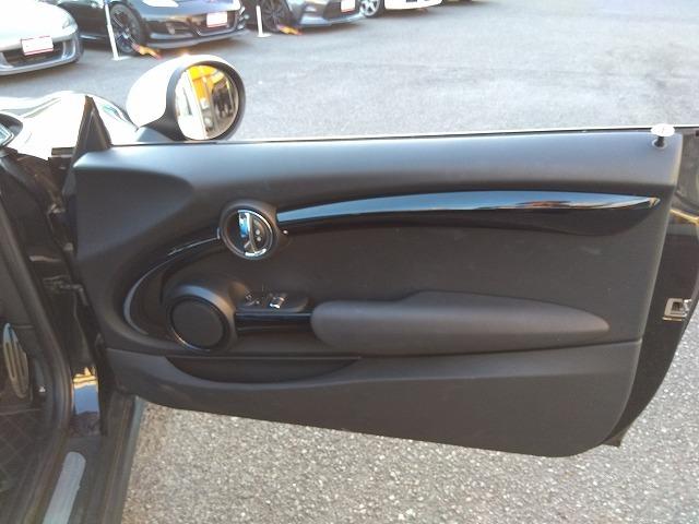 ＭＩＮＩ クーパーＳＤ☆革調シートカバー☆修復無し☆禁煙車☆　メーカーナビ・ＭＩＮＩＭＡＸヴィンテージＦａｃｅメーター・ミラー内臓ＥＴＣ・レザー調ブルーカラーシートカバー・１７インチブラックホイール・メーター改ざんの流通歴ありますが車検証上は改ざんになりません。（71枚目）