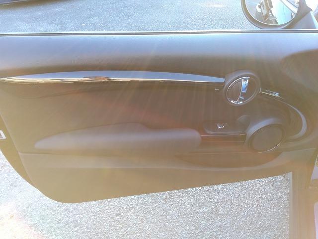 ＭＩＮＩ クーパーＳＤ☆革調シートカバー☆修復無し☆禁煙車☆　メーカーナビ・ＭＩＮＩＭＡＸヴィンテージＦａｃｅメーター・ミラー内臓ＥＴＣ・レザー調ブルーカラーシートカバー・１７インチブラックホイール・メーター改ざんの流通歴ありますが車検証上は改ざんになりません。（74枚目）