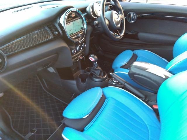ＭＩＮＩ クーパーＳＤ☆革調シートカバー☆修復無し☆禁煙車☆　メーカーナビ・ＭＩＮＩＭＡＸヴィンテージＦａｃｅメーター・ミラー内臓ＥＴＣ・レザー調ブルーカラーシートカバー・１７インチブラックホイール・メーター改ざんの流通歴ありますが車検証上は改ざんになりません。（75枚目）