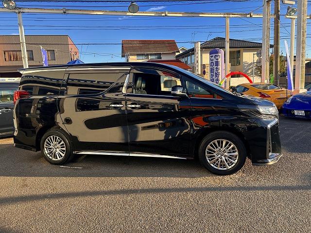 スマフォ連携９型ディスプレイオーディオ・Ａｐｐｌｅ＆Ａｎｄｒｏｉｄ・ミラキャスト・ＨＤＭＩ入力・後席１２型フリップダウン・コーナーソナー・専用ハーフレザー＆オットマン・プリクラッシュ操舵支援