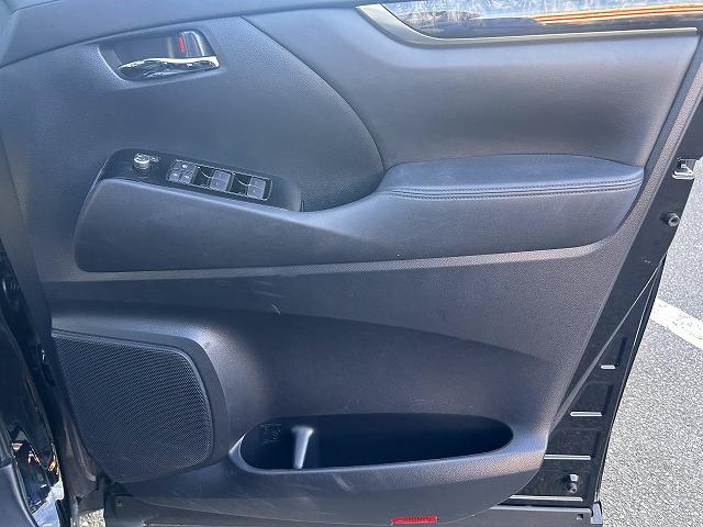 スマフォ連携９型ディスプレイオーディオ・Ａｐｐｌｅ＆Ａｎｄｒｏｉｄ・ミラキャスト・ＨＤＭＩ入力・後席１２型フリップダウン・コーナーソナー・専用ハーフレザー＆オットマン・プリクラッシュ操舵支援