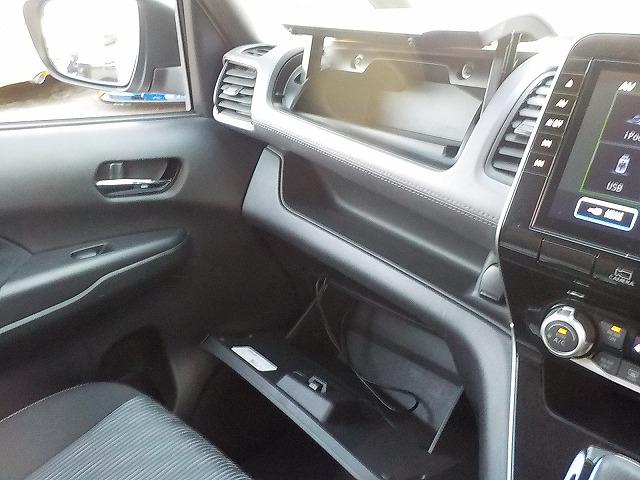 セレナ ｅパワーＨＳＶ☆後期型☆１０型ナビ☆後席Ｍ☆走行４．０万ｋｍ　☆後期型☆１０型ナビ☆ＤＶＤ＆ブルーレイ再生☆Ｂｌｕｅｔｏｏｔｈ☆フリップダウンモニター☆デジタルインナーミラー☆ナビ連動ドラレコ＆ＥＴＣ☆全方位カメラ☆プロパイロット操舵支援☆走行４．０万☆試乗ＯＫ（58枚目）