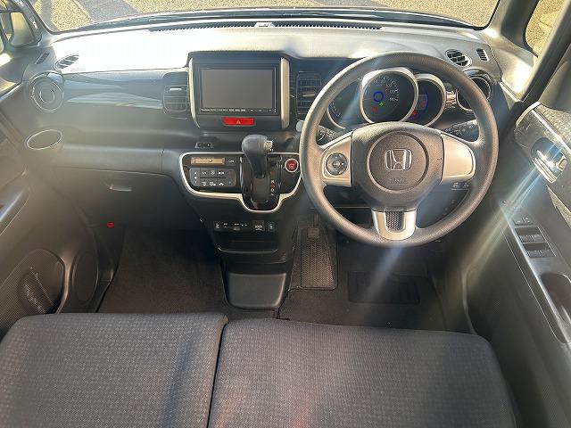 Ｎ－ＢＯＸカスタム ＳＳブラックスタイルパック☆ＣＴＢＡ☆後期モデル☆禁煙車☆　社外ナビ・ＤＶＤ再生・ＣＤ録音・Ｉｐｏｄ接続・ＵＳＢ＆ＢＴｏｏｔｈ・ＥＴＣ・前席＆ミラーヒーター・ＣＴＢＡ・オプション後席スライドシート付・ＨＩＤオートライト・車速連動ワイパー・後期型（2枚目）