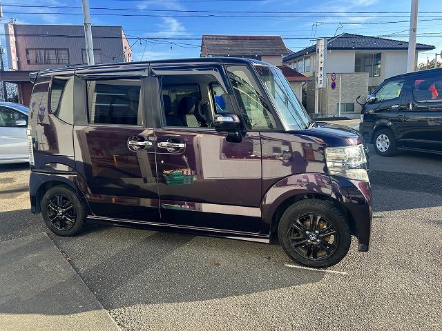 Ｎ－ＢＯＸカスタム ＳＳブラックスタイルパック☆ＣＴＢＡ☆後期モデル☆禁煙車☆　社外ナビ・ＤＶＤ再生・ＣＤ録音・Ｉｐｏｄ接続・ＵＳＢ＆ＢＴｏｏｔｈ・ＥＴＣ・前席＆ミラーヒーター・ＣＴＢＡ・オプション後席スライドシート付・ＨＩＤオートライト・車速連動ワイパー・後期型（6枚目）