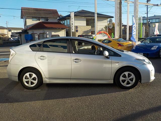 プリウス Ｓ　☆禁煙車☆ナビ☆ＥＴＣ☆バックカメラ☆　８インチナビ☆Ｂｌｕｅｔｏｏｔｈ☆バックカメラ☆フルセグＴＶ☆ＣＤ・ＤＶＤ・ＳＤ再生☆音楽録音☆ステアリモコン☆ビルトインＥＴＣ☆純正１５インチＡＷ☆キセノンオートライト☆クリアランスソナー☆試乗ＯＫ（7枚目）