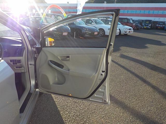 プリウス Ｓ　☆禁煙車☆ナビ☆ＥＴＣ☆バックカメラ☆　８インチナビ☆Ｂｌｕｅｔｏｏｔｈ☆バックカメラ☆フルセグＴＶ☆ＣＤ・ＤＶＤ・ＳＤ再生☆音楽録音☆ステアリモコン☆ビルトインＥＴＣ☆純正１５インチＡＷ☆キセノンオートライト☆クリアランスソナー☆試乗ＯＫ（30枚目）
