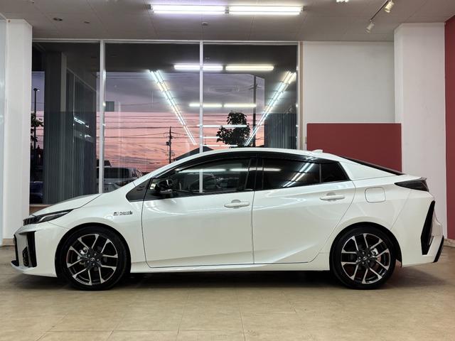 プリウスＰＨＶ Ｓ　ＧＲスポーツ　トヨタセーフティセンス・ハーフレザーシート・シートヒーター・地デジ付き純正ナビ・バックカメラ・スマートキー・１８インチアルミ・ＥＴＣ２．０・ＬＥＤヘッドライト（5枚目）